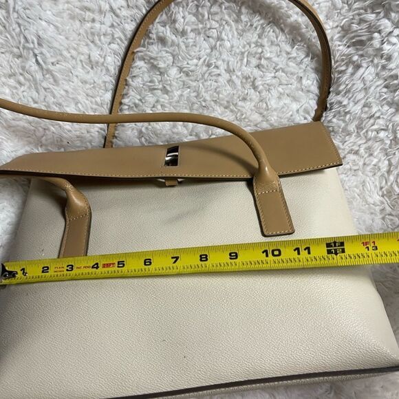 Sequoia Elegant Synthetic Tan and Cream large shoulder bag silver tone hardwares - Picture 8 of 11